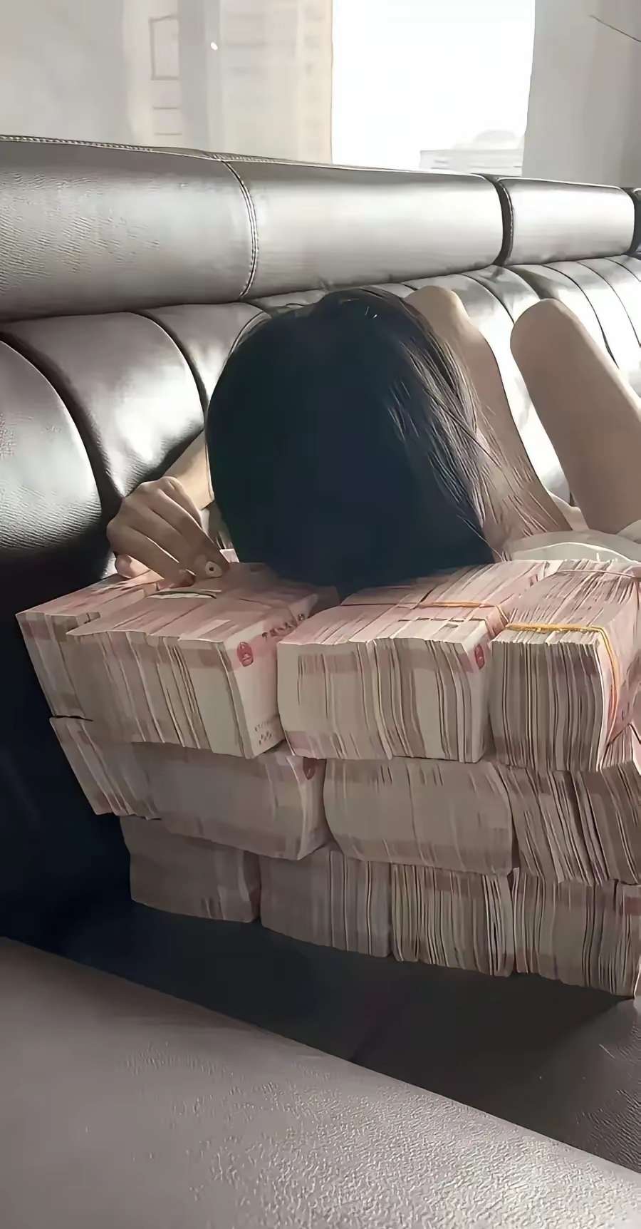 苦了几十年的枕头，这个美女还说枕头有点硬！