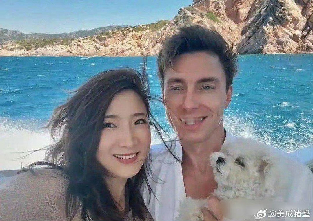 陈赫前妻许婧晒外国帅老公，两人定居南意坐游艇出海38岁身材很好​​​