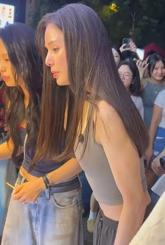 李若彤59岁的状态真的是绝了，上个月李若彤刚刚过了59岁的生日，近日她又在长沙被