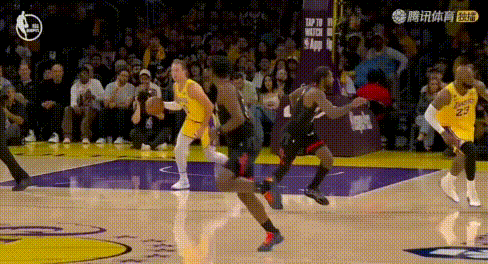 小贾：这是碰瓷战术？这球明明是詹姆斯往小贾身前跑，小贾怕他受伤把詹姆斯抱住，结