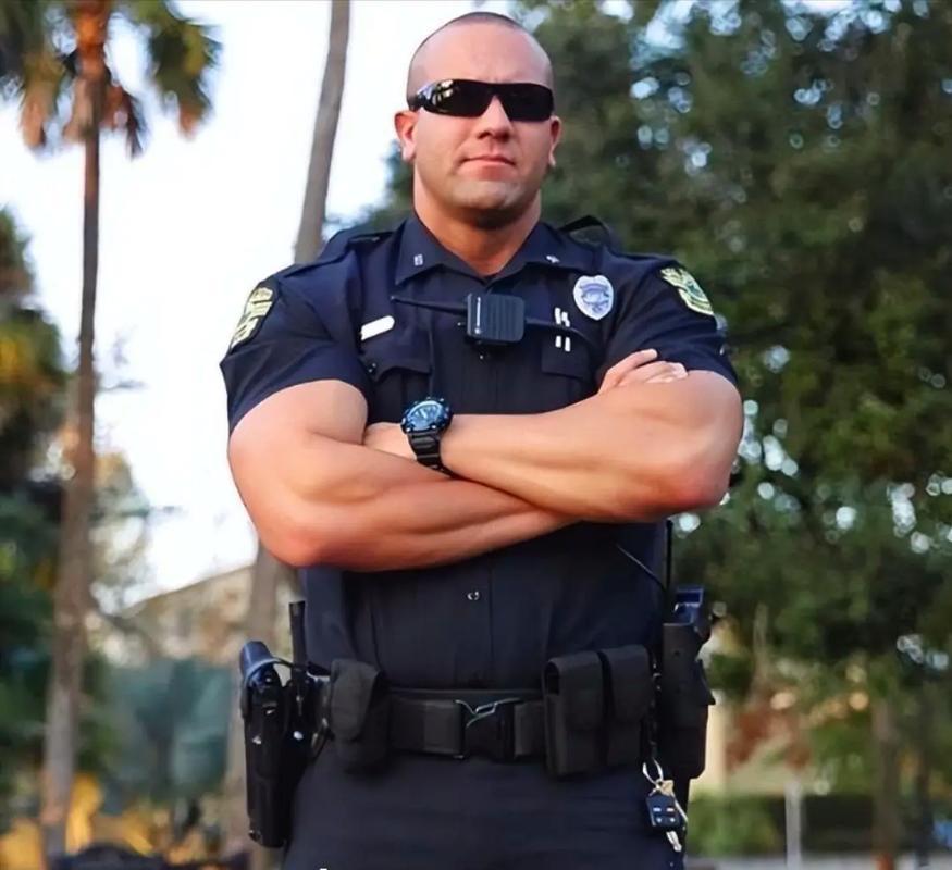 我看到一个博主在美国洛杉矶街头采访警察一个月赚多少钱。警察毫无掩饰回答，就是一份