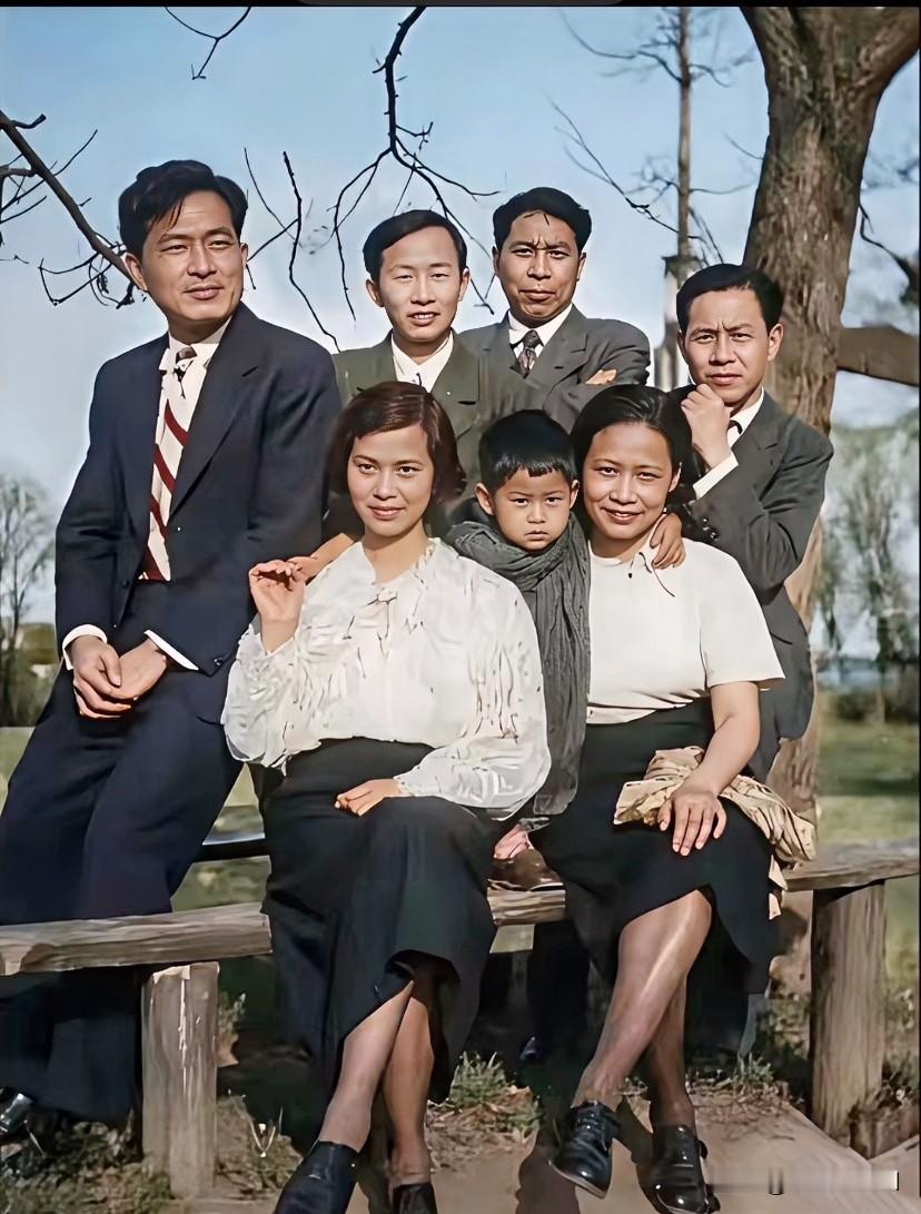 照片前排左一是贺子珍，中间的小孩是她的女儿李敏（小名“娇娇”），当时约5岁。坐在