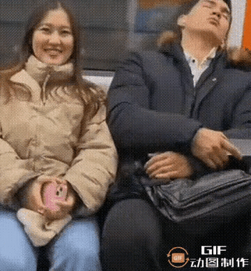 撑死胆大的，饿死胆小的。一女子乘坐地铁，发现旁边一位男子是自己喜欢的类型，而且男