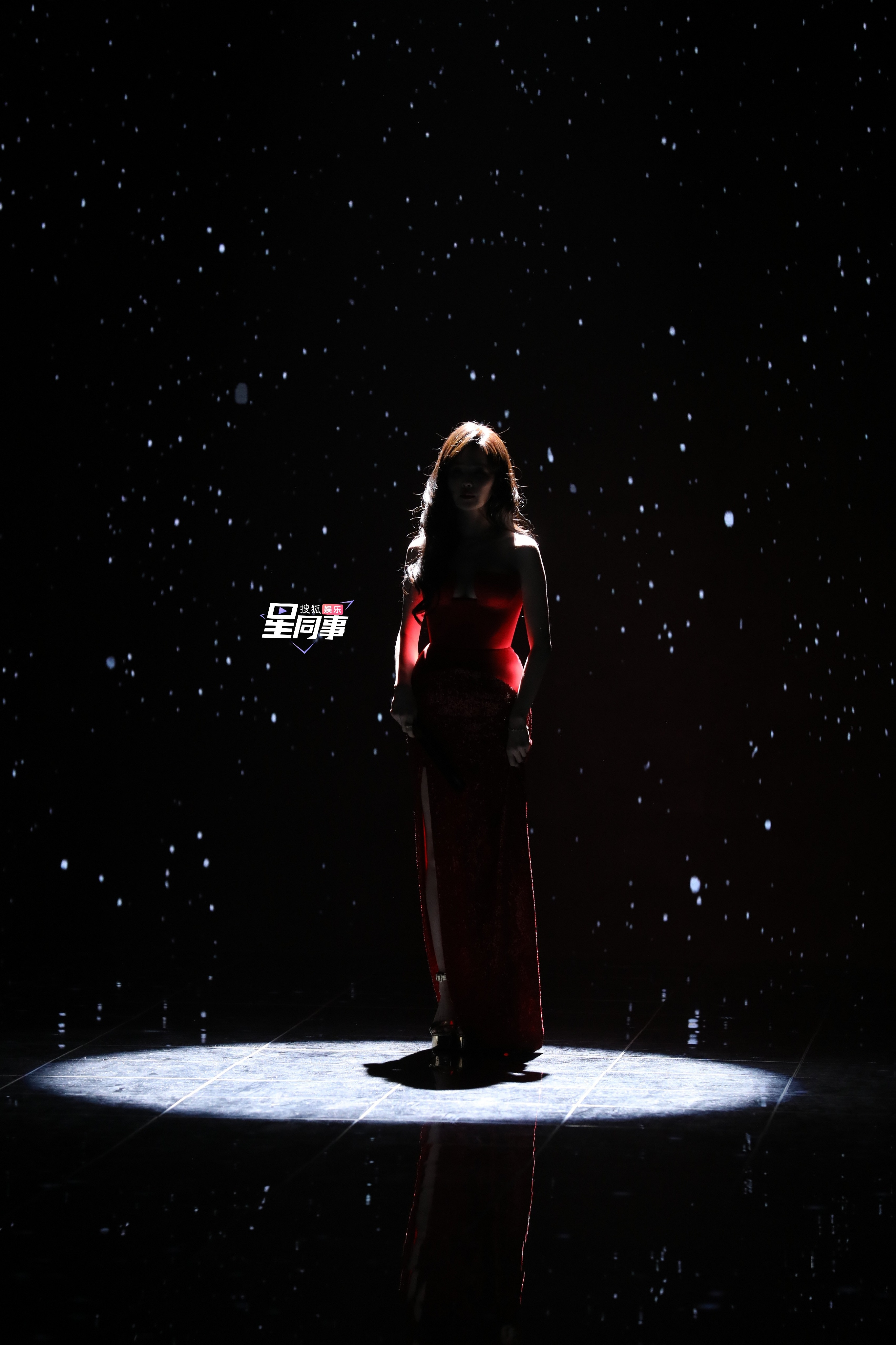 看到白鹿微博之夜红毯生图之后，偶腰不酸腿不疼工作日也不难熬了白鹿灼灼红裙