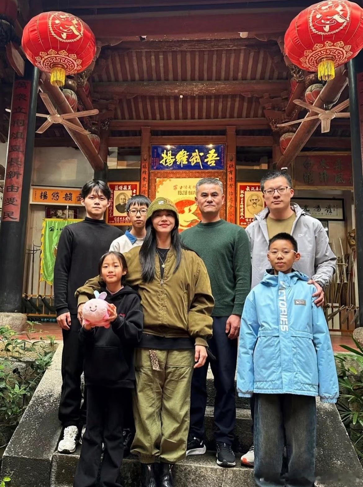 姚晨带子女在厦门赶海姚晨有儿子女儿了？低调的我以为我断网很久了……我对她的印象还
