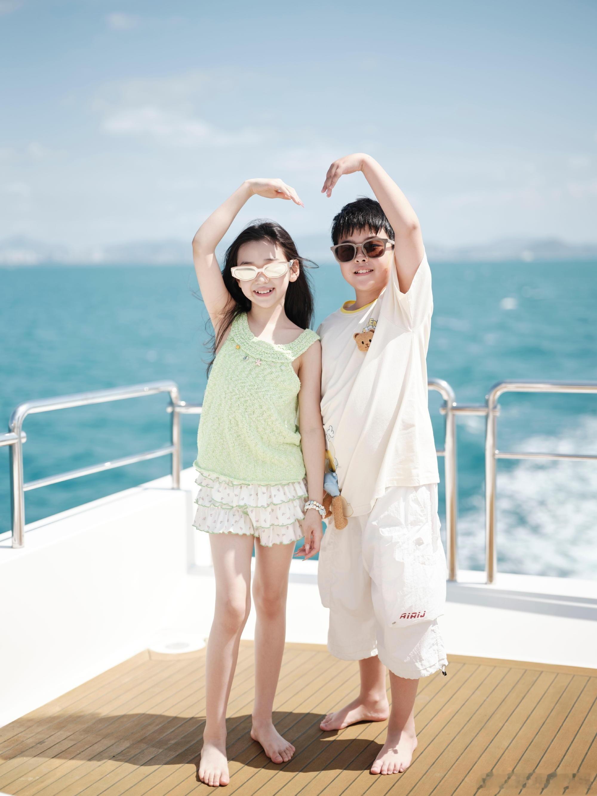 小酒窝朵朵出海合影小酒窝、朵朵一起出海，合影好可爱啊！青梅竹马~