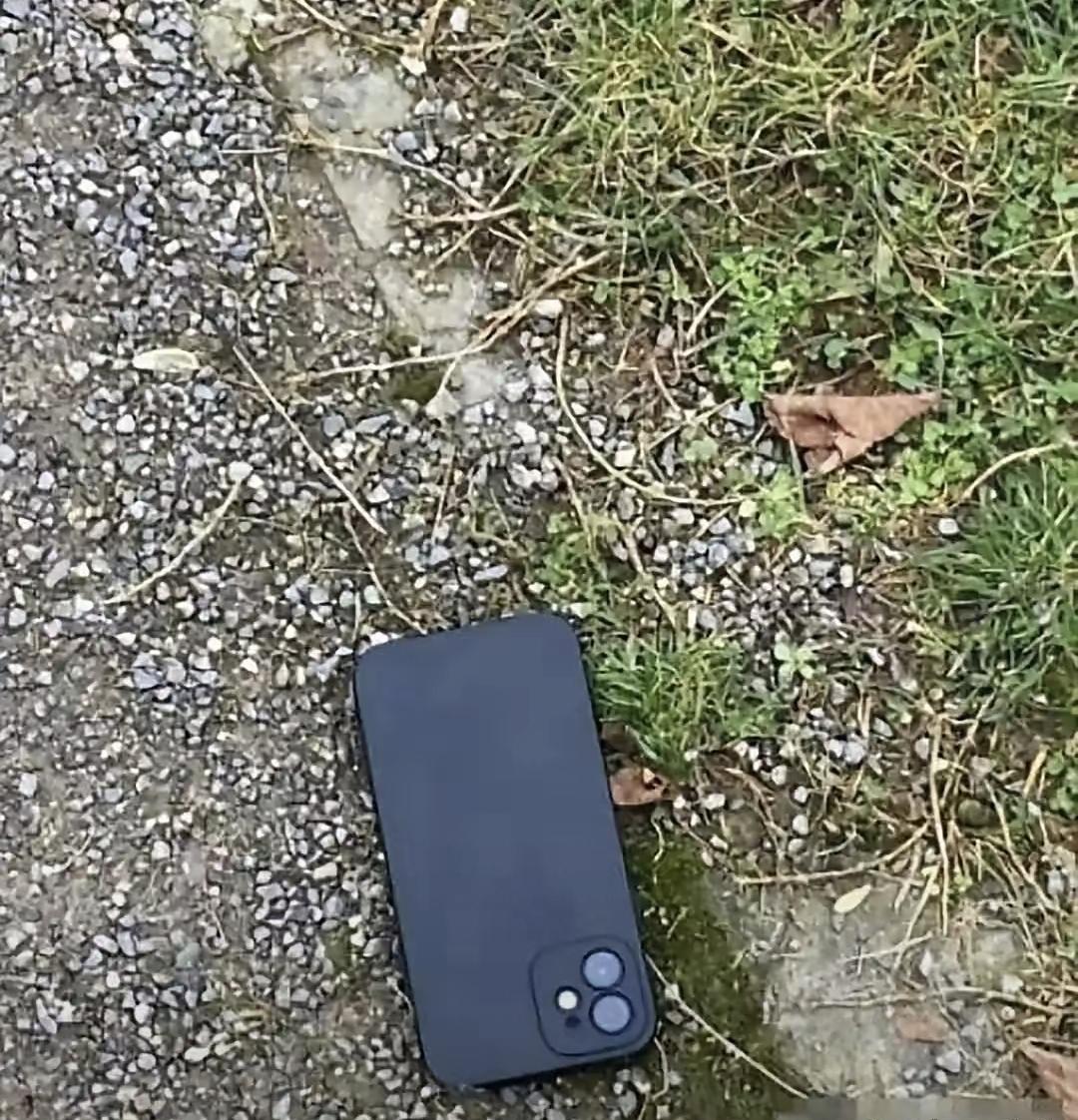 朋友捡了部苹果手机，估摸着值六千多。他关机放家里一个月，后来拿去修理店想解锁。