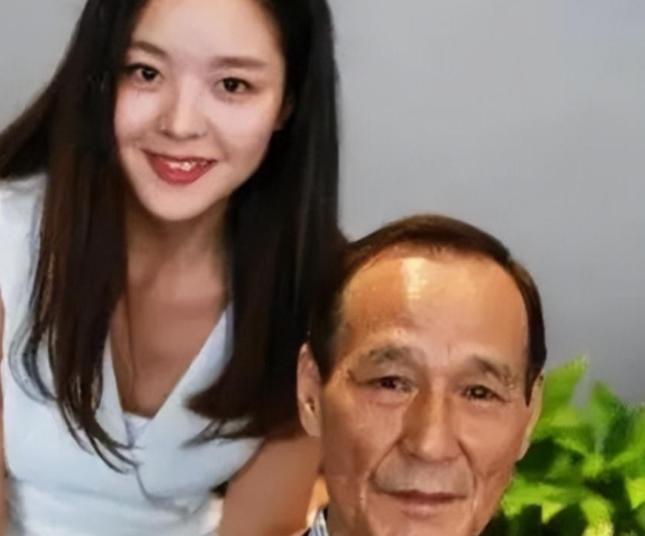 1984年，陈惠敏带着怀孕的妻子去参加宴会，碰见新义安的苏龙，苏龙一脚踢过去，陈