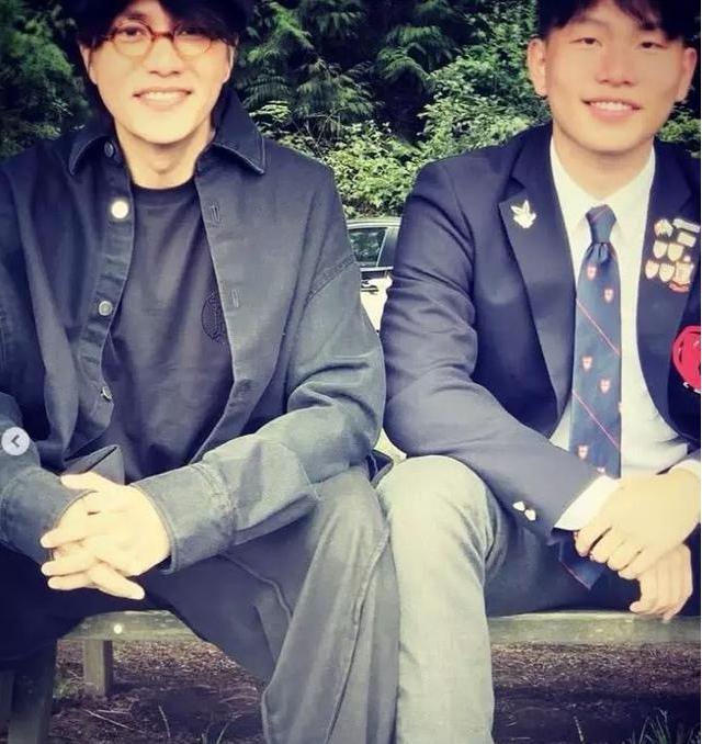 都说陈尊佑母亲基因太强大了，现在长大了也像父亲陈坤一样帅气！今天陈坤儿子陈尊