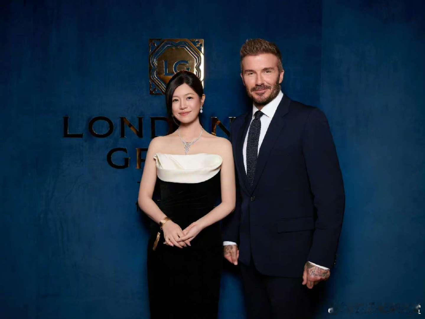 陈妍希晒与贝克汉姆合影陈妍希：“见到贝克汉姆超开心～”我：“我超超超超开心你的