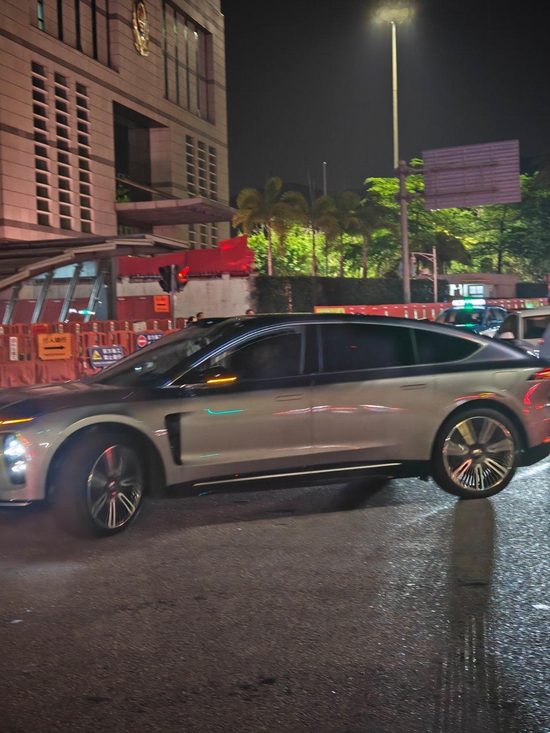 一下楼，在深圳街头看到一辆地平线版ET9车子转过来的时候，看见里面开车的小伙恐怕