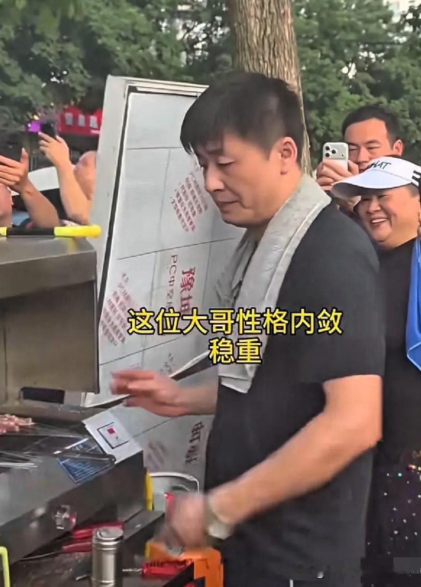 终于有人不是来蹭流量拍视频的了，他给长相很像张雪峰老板送来了5W的新烤炉架！