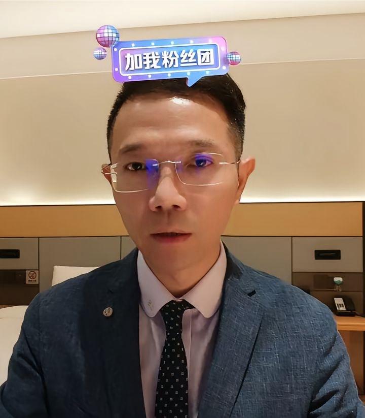 李律今天晚上在酒店直播，直播间将近3千人！李律今天晚上就比较淡定了，终于一块