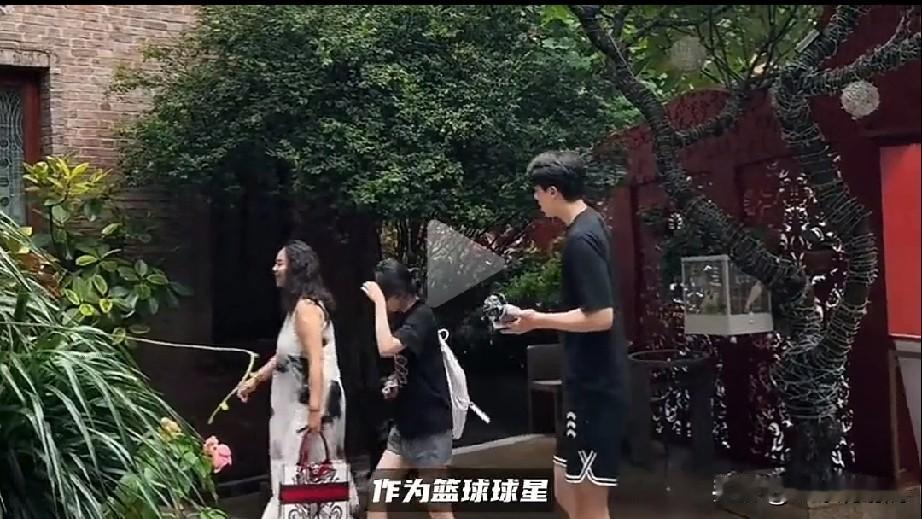 杨瀚森不应该啊，回国后有点不接地气了呢？杨瀚森参加活动后带着女友准备回车上，