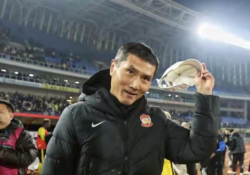 中超收官战西海岸赛后举行仪式送别功勋主帅邵佳一高升。此战过后邵佳一将携整个教练