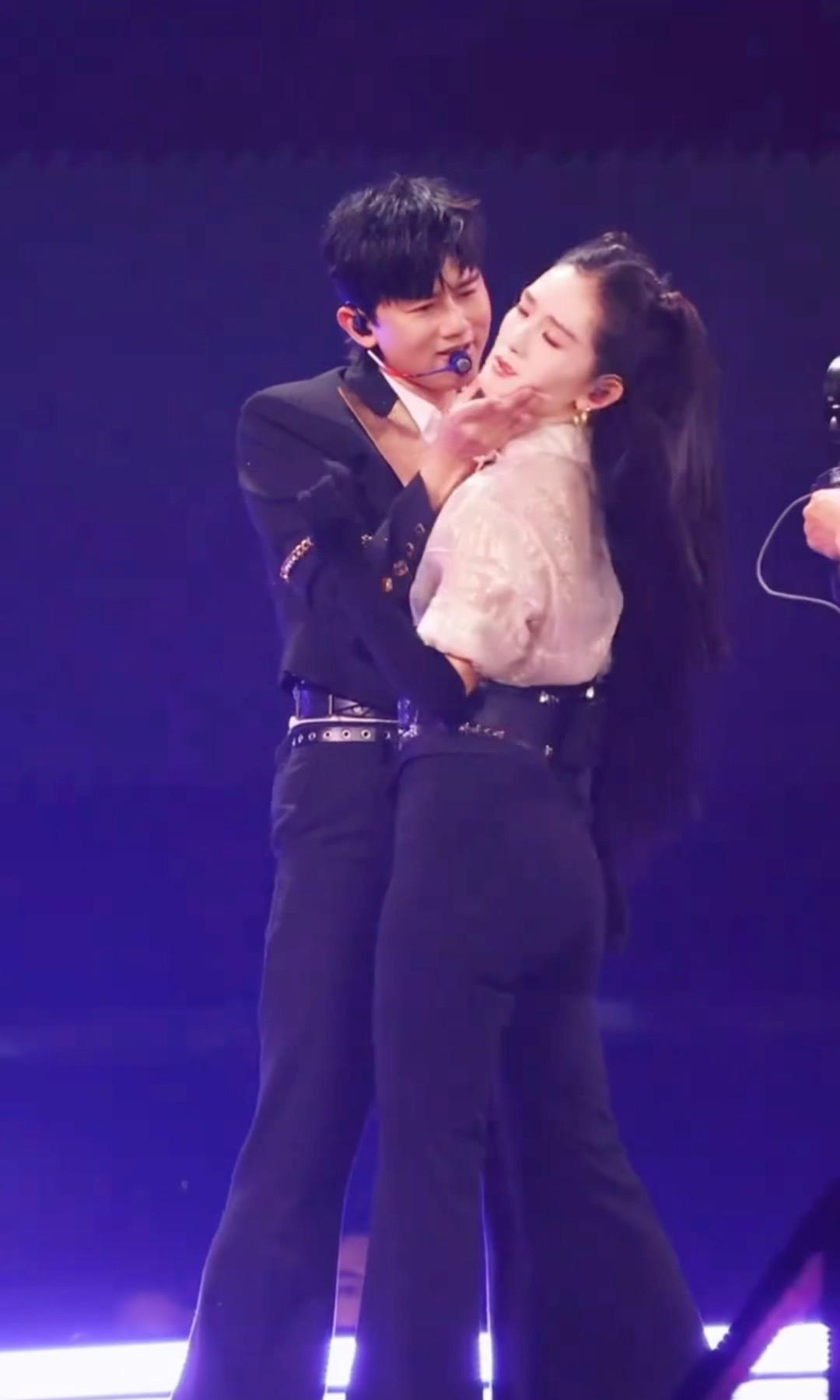 当了妈的女人都懂，谢娜这条裤子可真让人操心。44岁，三个孩子的妈，这状态保持