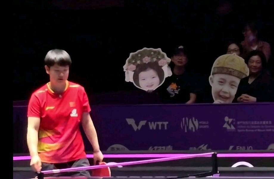 姐妹们太勇啦！就想知道莎莎是怎么忍住不笑的？澳门世界杯莎莎和蒯曼的那场比赛期间，
