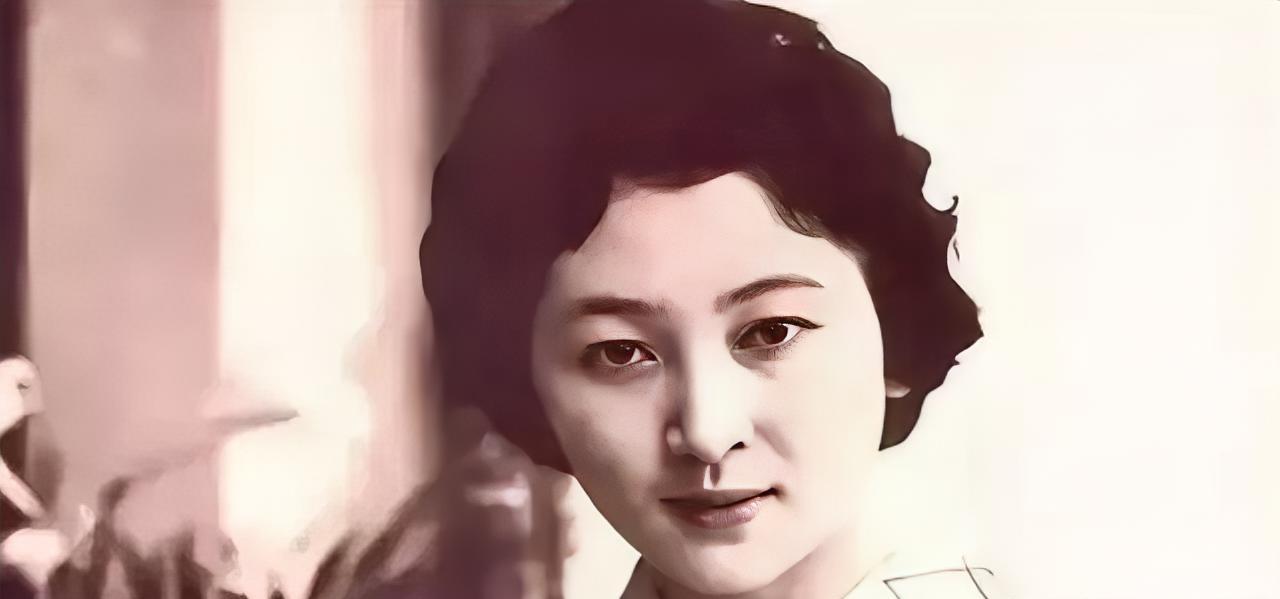 1942年，一女八路从来不洗脚，引起了游击队长甄凤山的警惕，他半夜潜入女队员房间