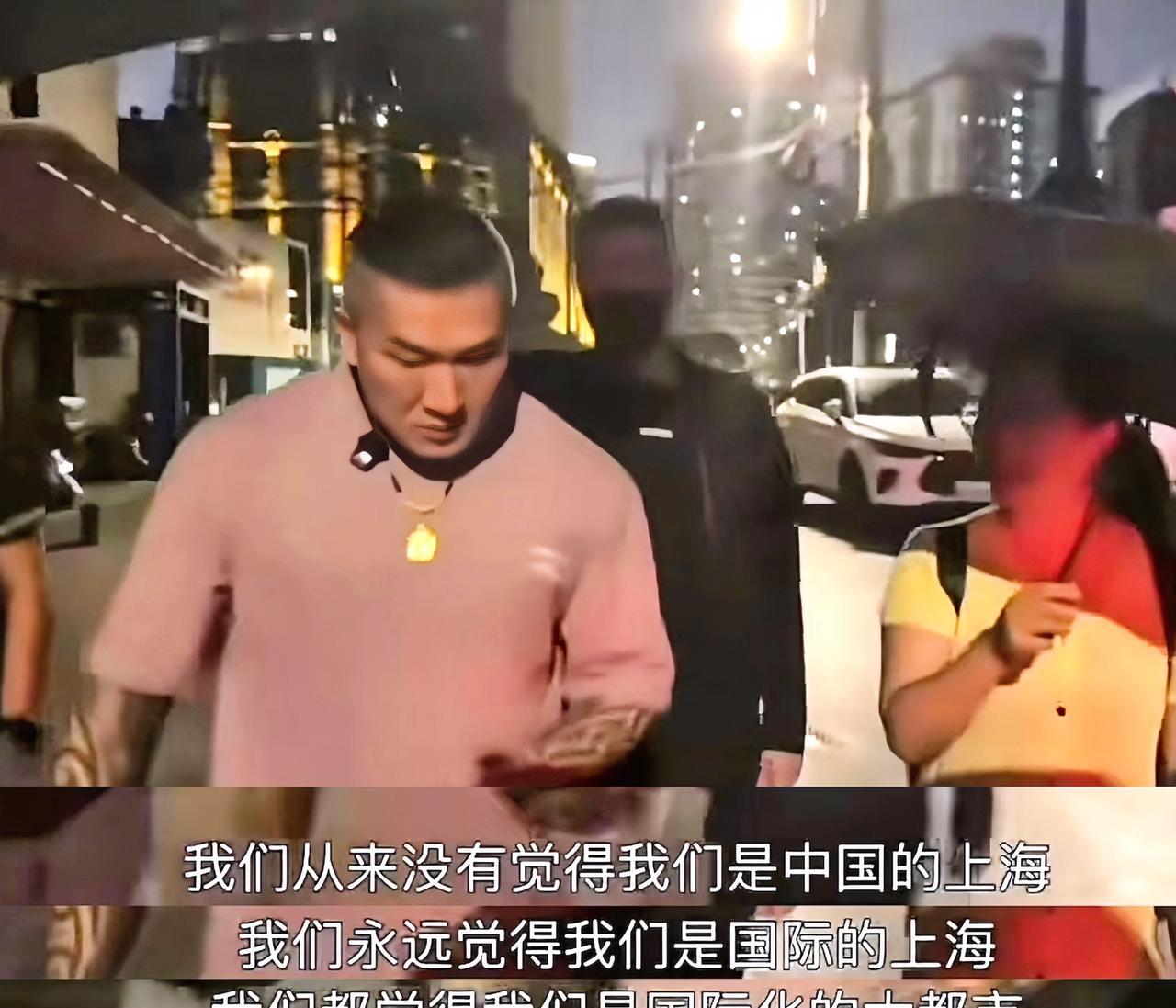 这位上海导游应该是平常就经常把上海说成国际的上海，不然不会这么淡定自若，魔都作为