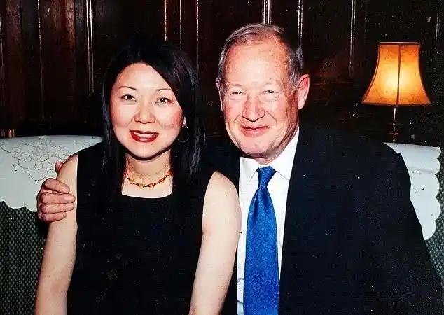 “你要是能怀孕，我们就结婚”！2006年，英国69岁亿万富翁爱上中国33岁女外卖