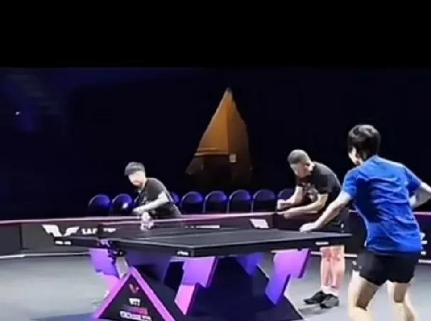莎莎苦练备战“横滨冠军赛”！马林斜挎教练证指导莎莎与削球手朱思冰对练。专业人