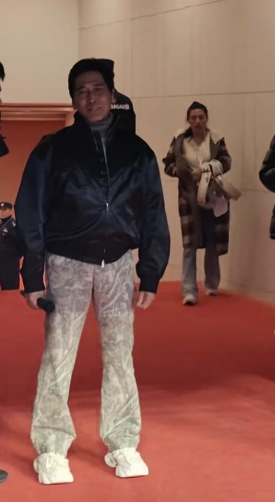 66岁的齐秦，最近在云南被拍到，状态让人心头一紧。那个曾经长发飘飘的浪子，如今