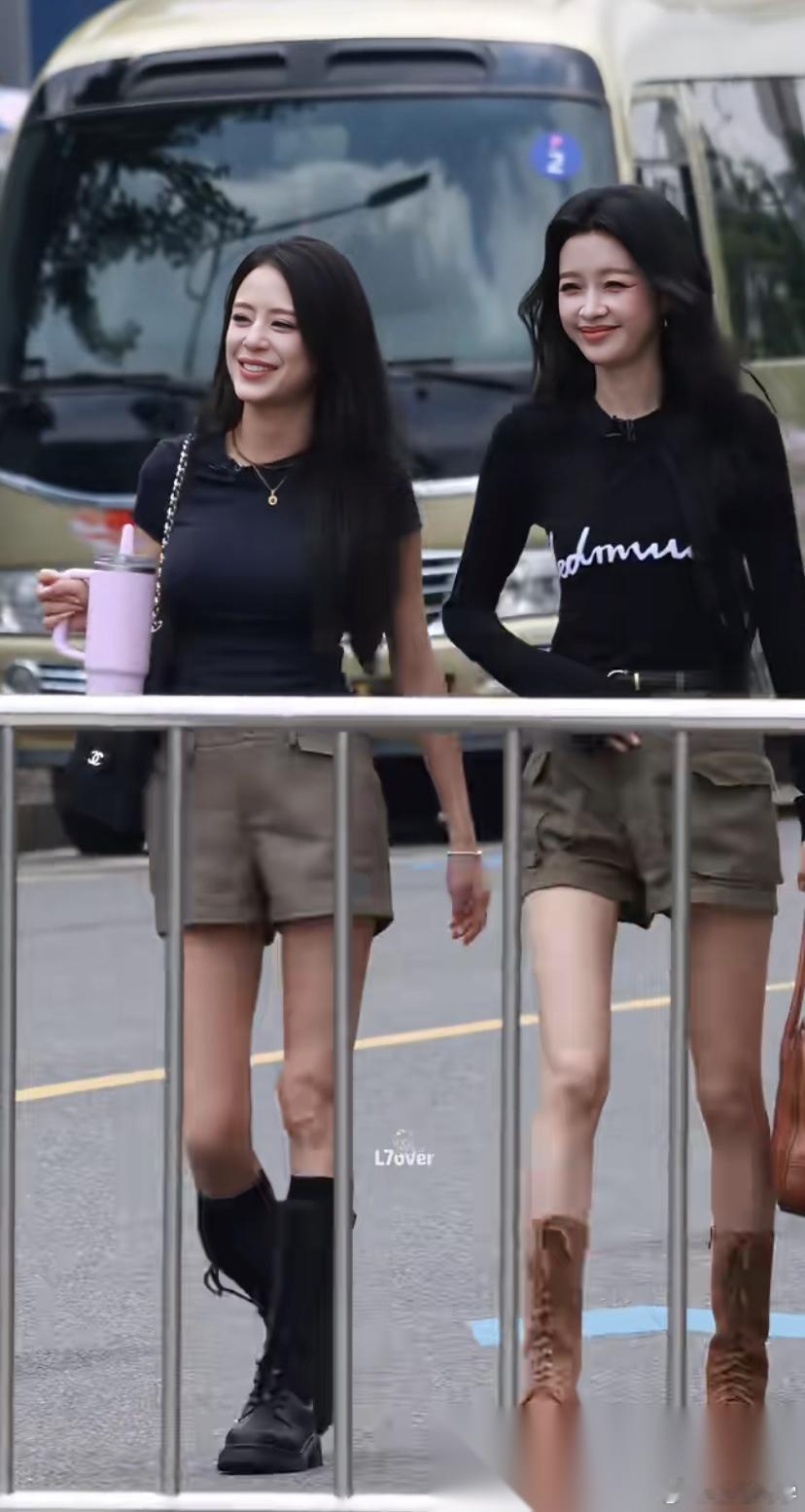 不是说江语晨吃胖了12斤吗？她的肉都长哪里去了！孙怡够瘦了吧，她和孙怡站一起