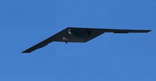 美军靠什么盯伊朗导弹？就是这款绝密机2026年4月，希腊拉里萨空军基地，一架