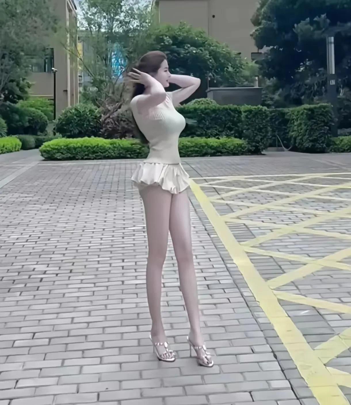 朋友儿子带回家的女朋友，你们说说这么漂亮的女孩靠谱吗？大长腿，细高个。