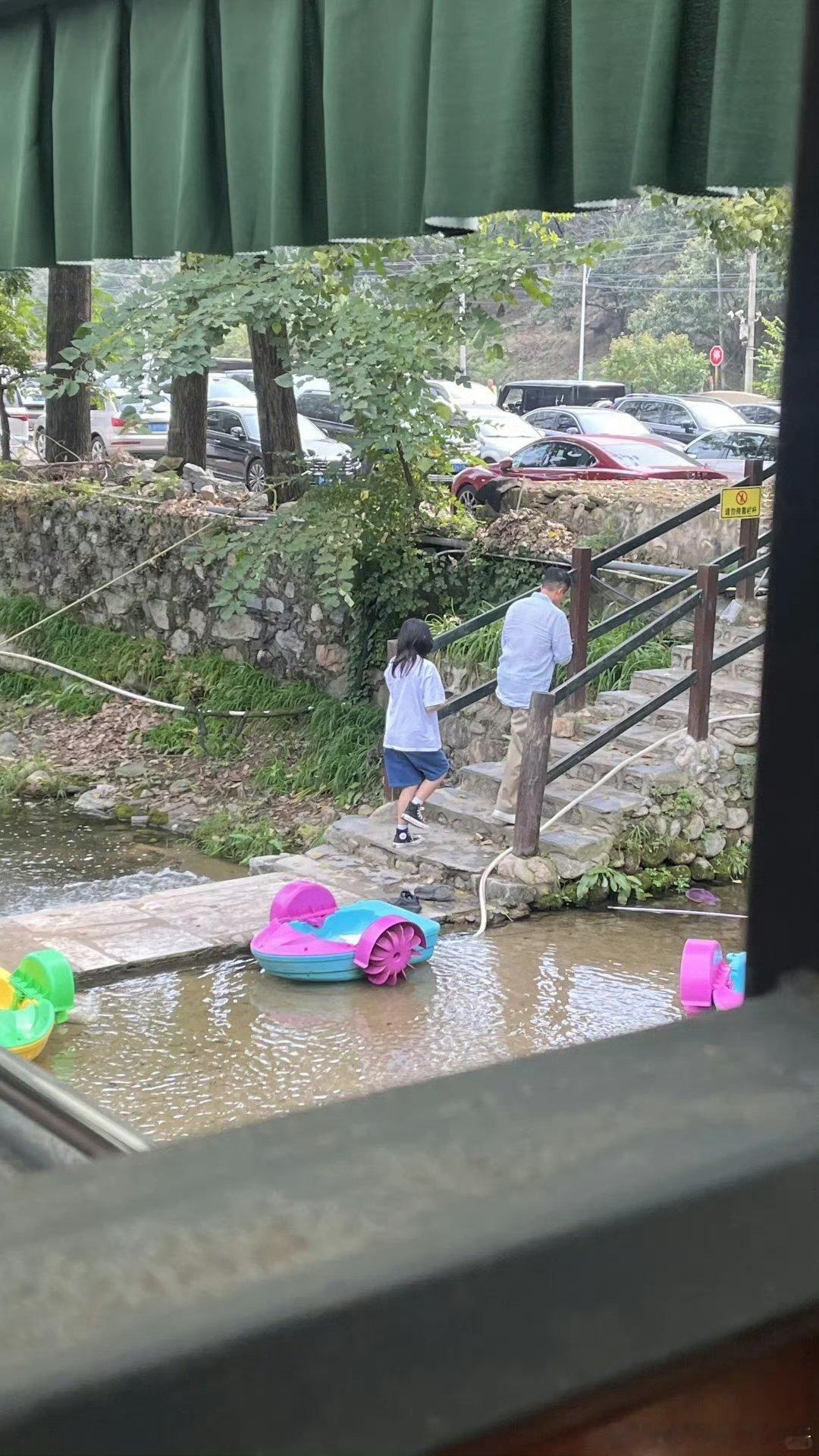 汪小菲，见人说是带20个人来吃饭，翻遍照片就只拍到父女俩，那剩下18个人去哪了？为了流量也是拼了。就
