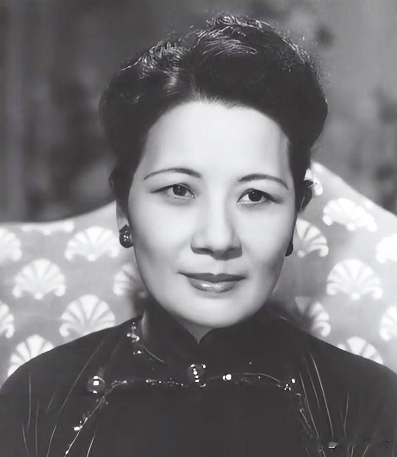 1929年的一天，31岁的宋美龄突然呕吐不止，蒋介石连忙叫来私人医生熊丸，熊丸检