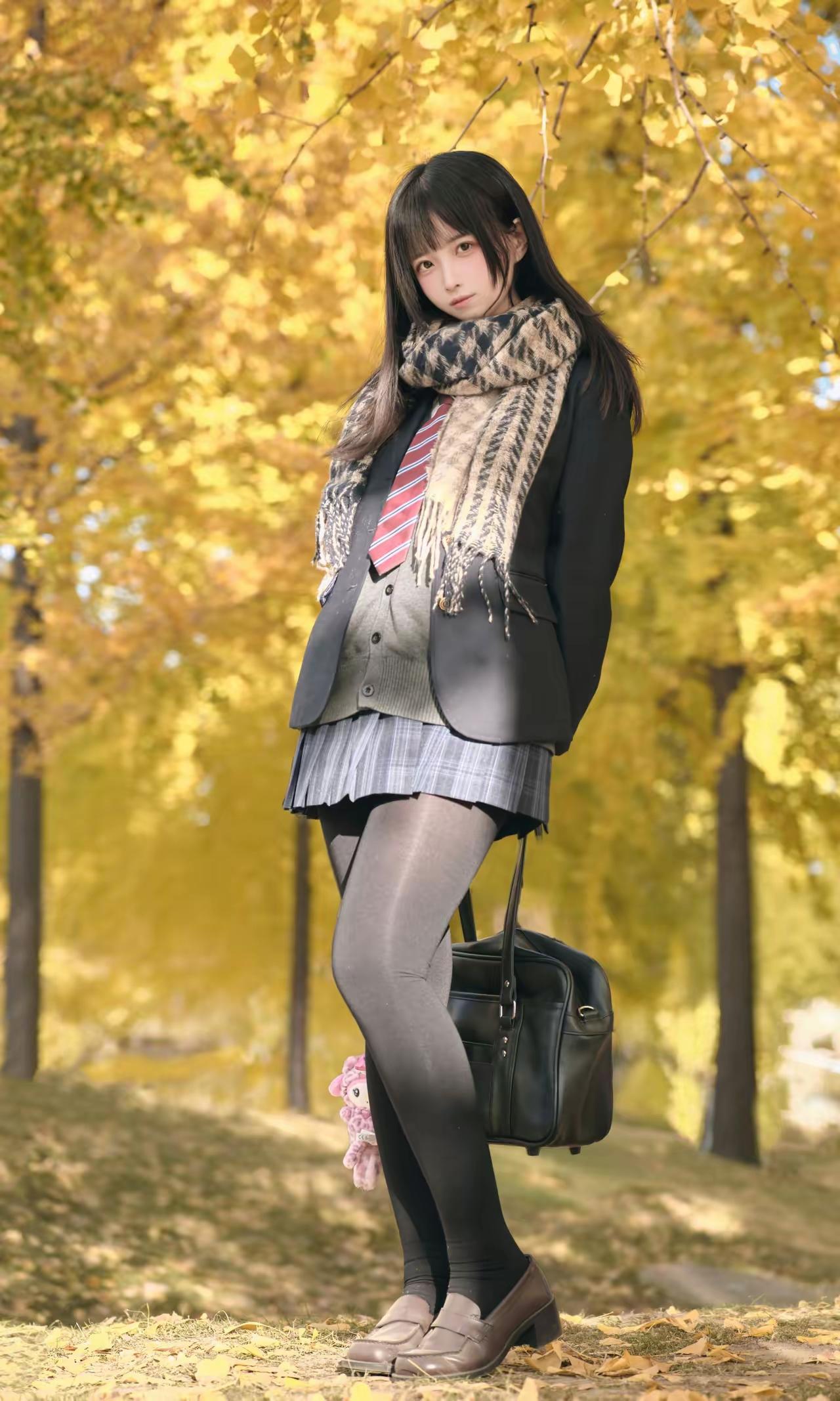 秋末冬初的穿搭风，美女腿上有肉，总好过鸡腿筷子腿，健康的身体最重要。标准的青春学