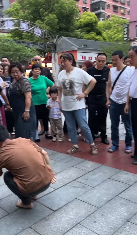 你别碰我”恶人还需恶人磨，一小伙直接关停了广场舞大妈的音响，随后一个彪形大汉就过