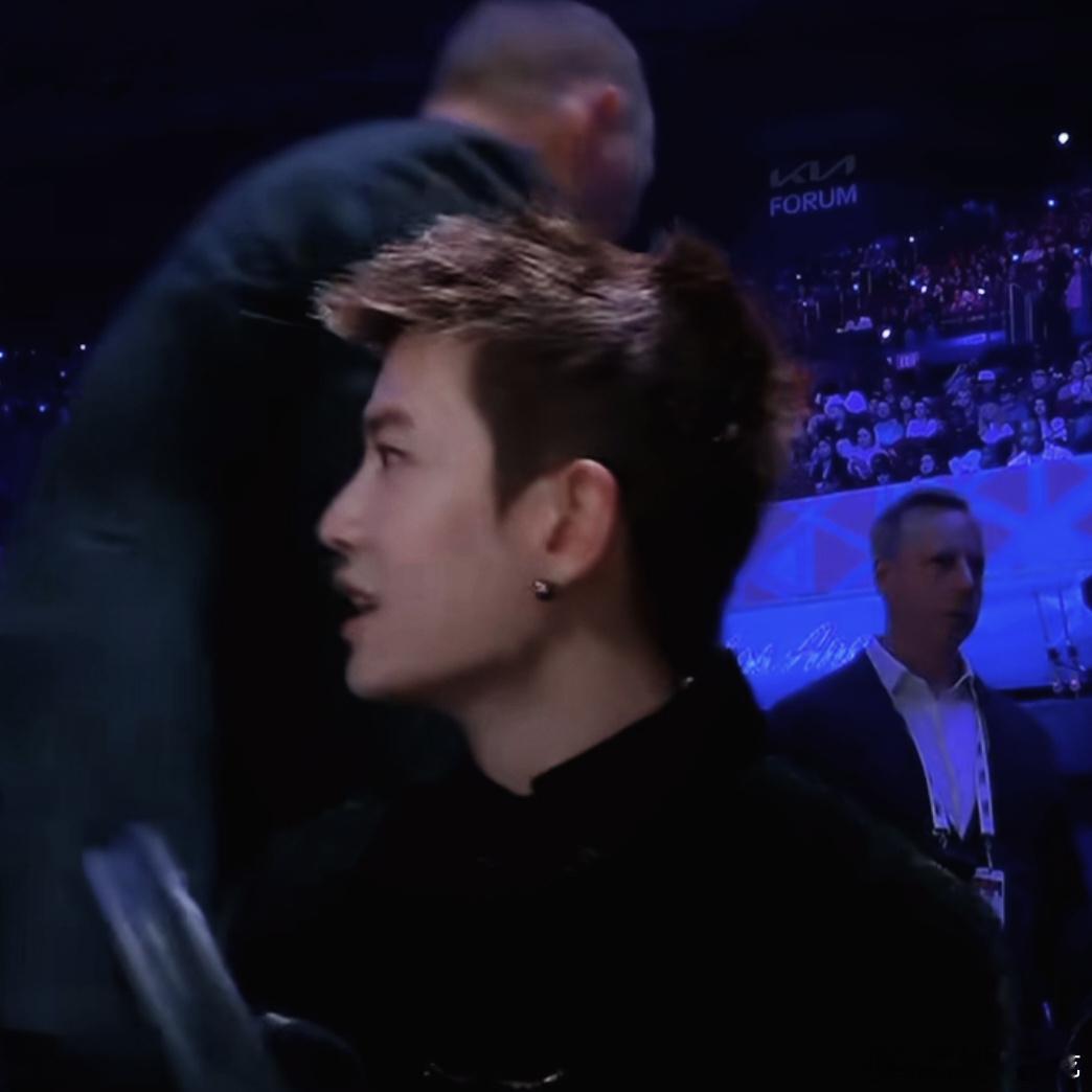 任嘉伦：救救我，救救我！头发太多的烦恼，发型被压塌了