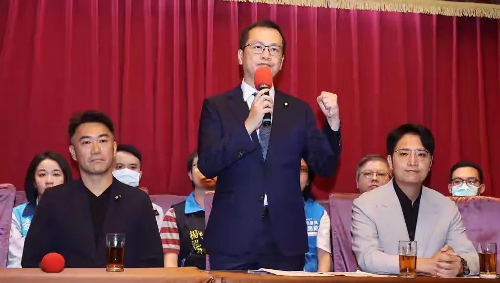 罗智强好样的，为了要参选国民党党主席，给自己定下一个目标与三个条件。一个目标就