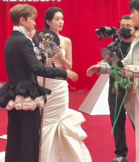 李昀锐和孟子义到底是什么关系？星光大赏红毯后台，汪苏泷的话，直接爆了了两个人