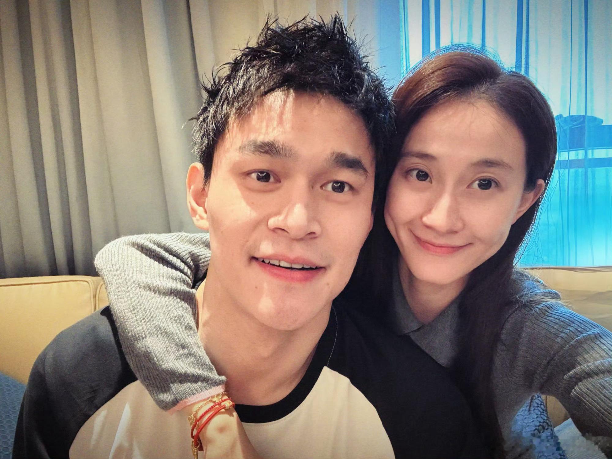 张豆豆还欠孙杨九个吻妻子的浪漫旅行一纸口头约定贯穿整趟旅行，孙杨时常cue拖欠的
