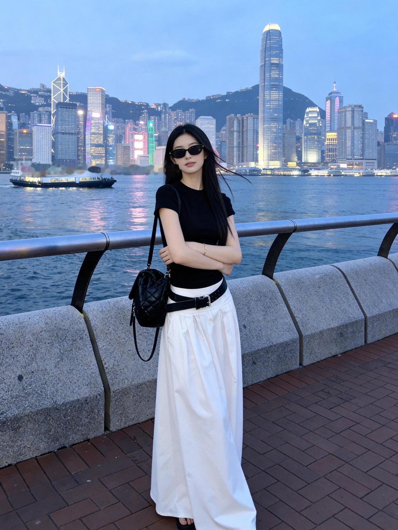 都市夜景下的时尚少女