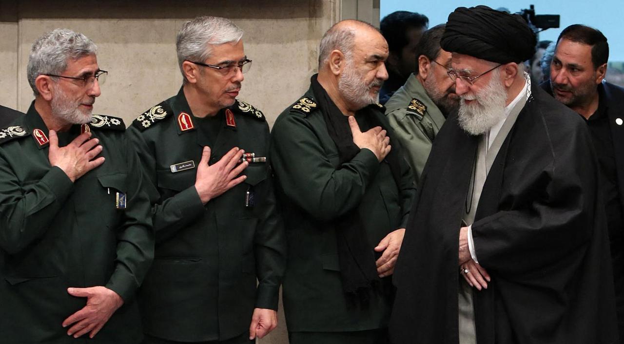 太狠了！伊朗最高领袖哈梅内伊尸骨未寒，出卖他的内鬼竟然被揪出来了。谁敢信？这人居