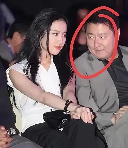 这两张照片，有异曲同工之妙！面对国色天香的女艺人，男人破防失礼了。刘亦菲的美丽