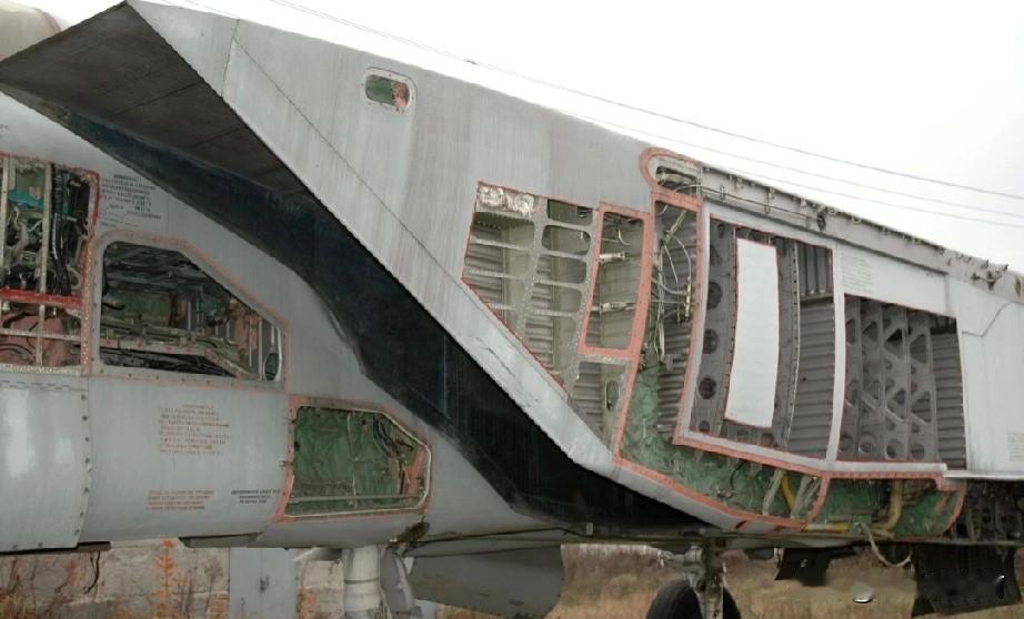 米格25战斗机一体式油箱的内部真容，去蒙皮后结构一目了然！密密麻麻的加强筋