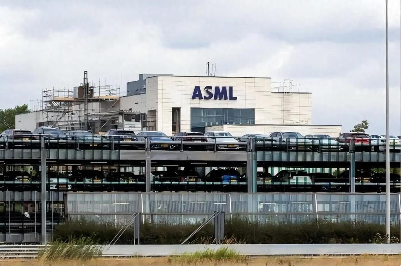 荷兰人，最终还是把门给关死了，DUV光刻机从今以后，一台也不卖给我们了。这事其实