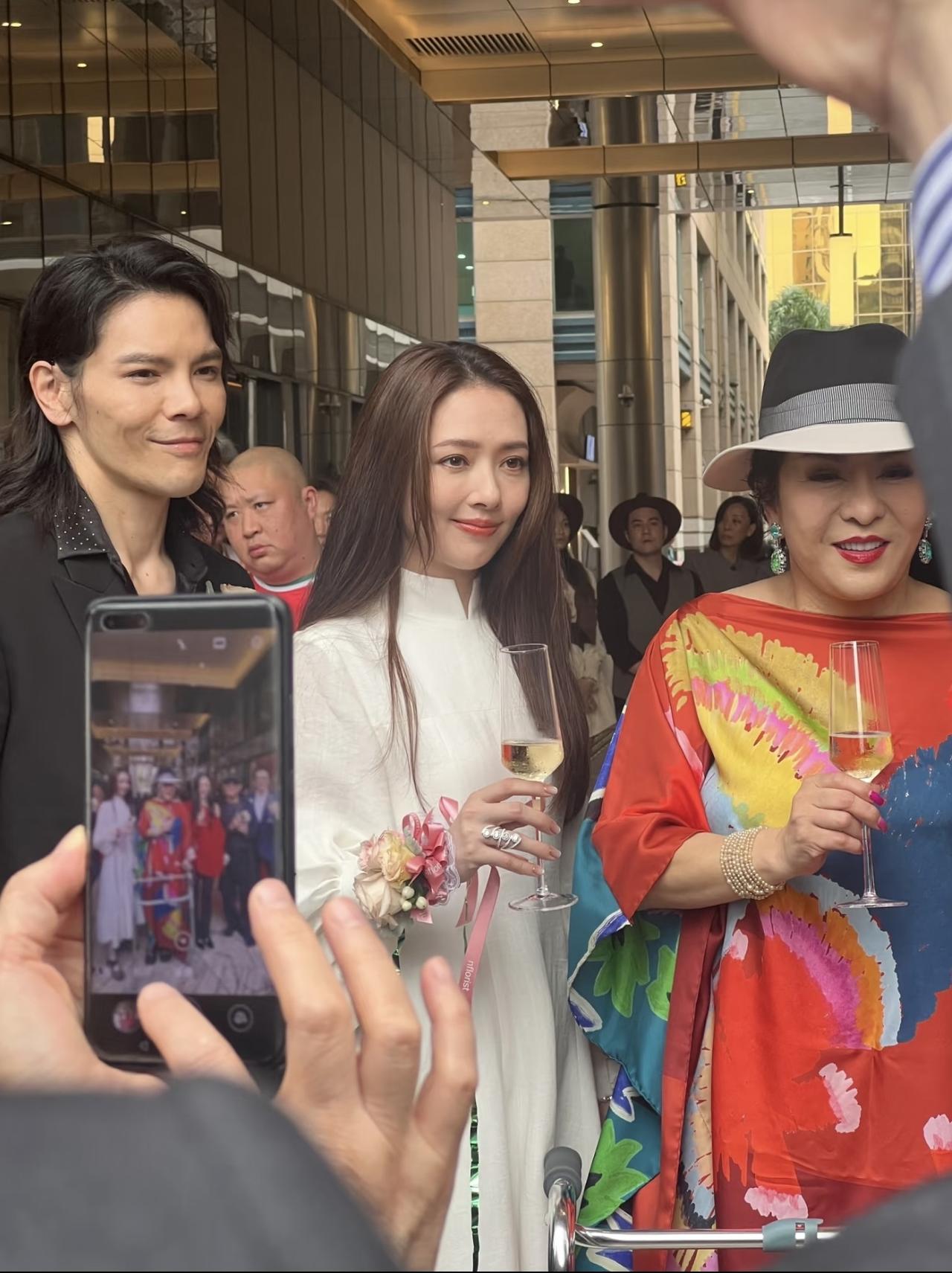 向佐、郭碧婷与向太的旧照，这是2024年，向太在澳门的饭店开业时的画面。郭碧