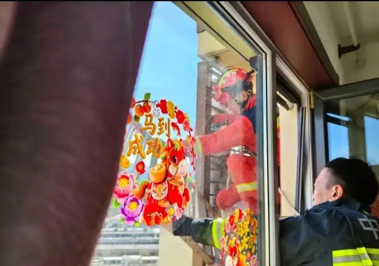 真是惊心动魄的高空救援！万幸老人平安无事。事件经过（北京石景山，4月1日）