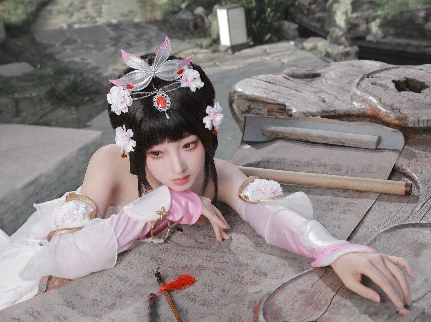 蒋梦婕又换风格了又被蒋梦婕的古风造型美到了！粉裙缀梅纹，团扇掩轻愁，甄姬般的古