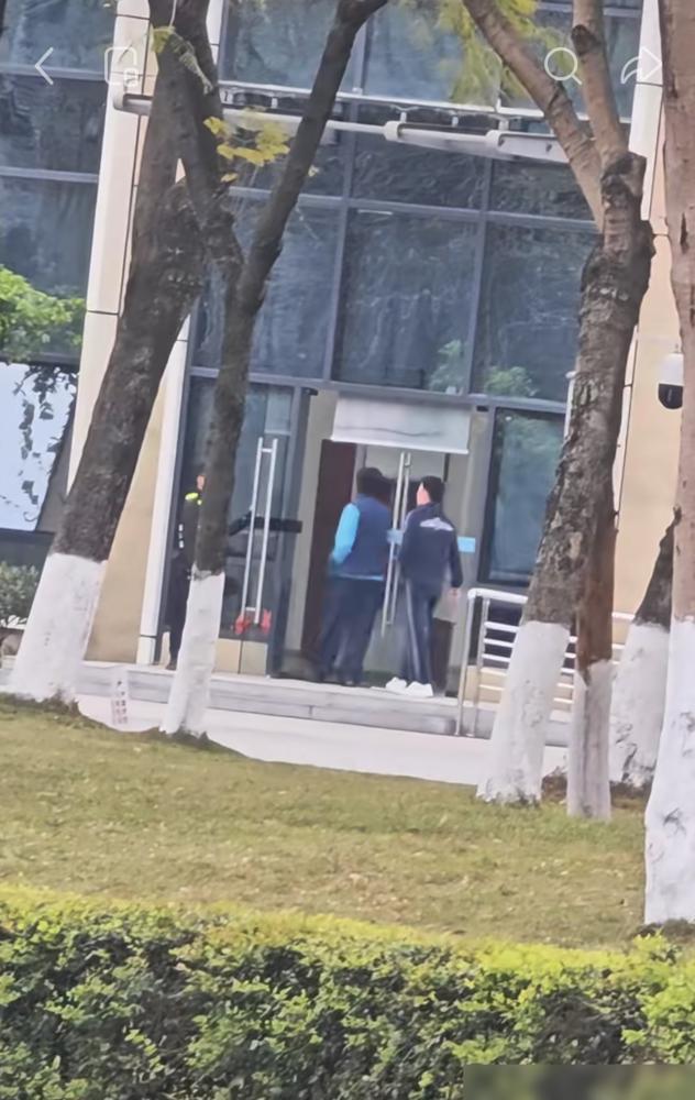 王楚钦成都封闭集训的休息日，外出成功躲开蹲守粉丝。只留了张返回的照片，这事