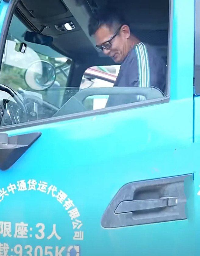 射雕大侠郭靖想当货车司机？近日，黄日华被何家劲邀请开货车，可惜他没有大货车驾照，