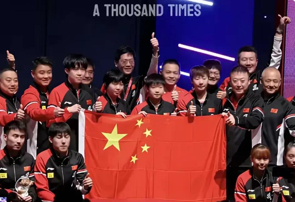 多哈大合影照片你们知道有多好吗？蒯曼站在两个世乒赛冠军中间。当现场观众大喊孙颖