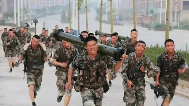 军旅话题：一名老兵背七支冲锋枪冲过5公里终点，一节脚趾骨折，团长当场宣布给予记三