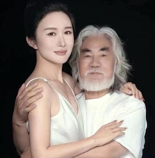 她直播时说，别闲得没事蛐蛐她的婚姻把嘴收自己身上，其实她出不出来澄清，也基